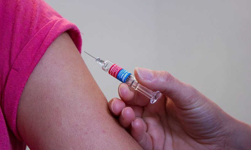 Suurbritannia koolitüdruk süüdistab halvatuses HPV vaktsiini, EMA lükkab ümber