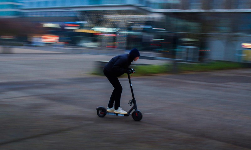 Anna oma panus! Eesti inimesed koguvad allkirju, et keelata elektritõukerattasõit lastele