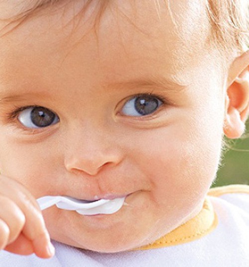 Lusikalt või lusikaga söömine on beebi arengus väga tähtis 