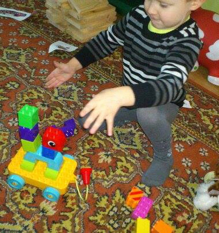 Robin mängib Lego Duploga