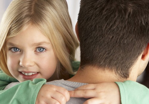 Uuring: Isad kohtlevad tütreid teistmoodi kui poegi