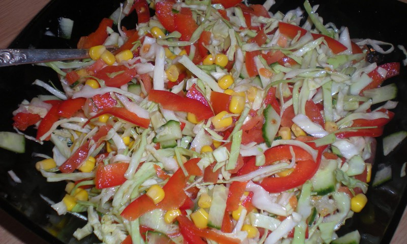 Värske kapsa salat paprika ja maisiga