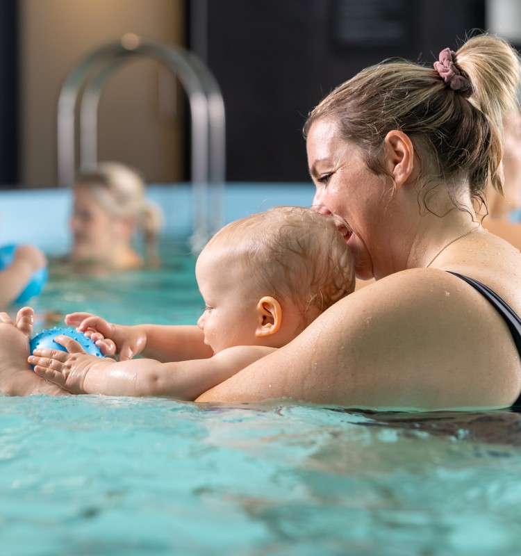 6 põhjust, miks beebi ujutamine on kasulik tema füüsilisele, vaimsele ja sotsiaalsele arengule
