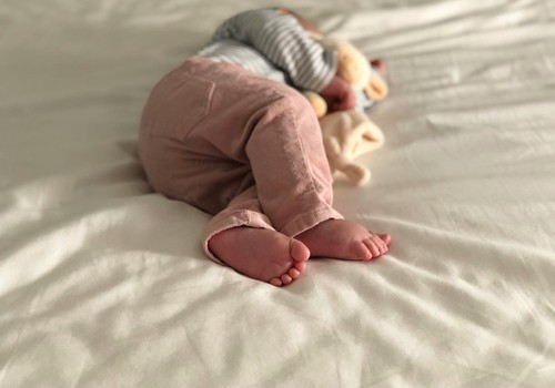 Kahelt unelt ühele. Millal ja kuidas muutub beebi päevarutiin?