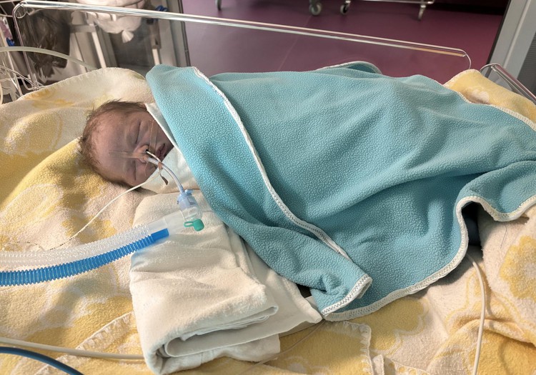 5-päevane Iron sõidab Soome elupäästvale operatsioonile. Tema vanemad vajavad abi, et lapsega kaasa sõita