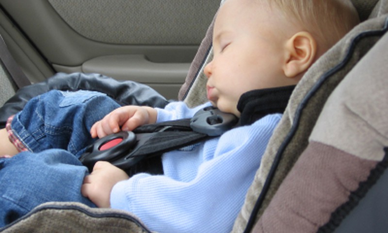 Hoiatav video: ära iialgi jäta last üksi autosse!