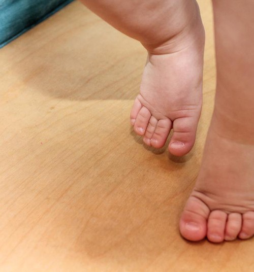 8 põhjust, miks ei ole hea beebit kätest hoides „jalutada“