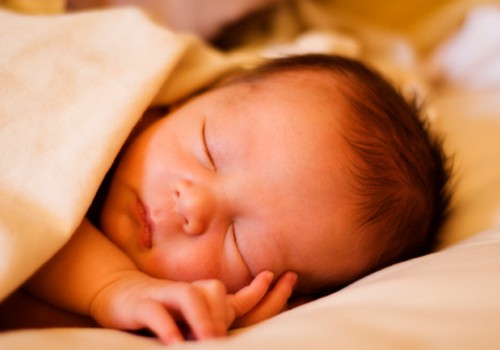 Armas video: beebi üritab iga hinna eest mitte magama jääda