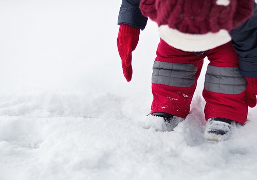 Tallinna lastehoid unustas väikelapse üksi õue, lumes lamava ja appi karjuva lapse leidis mööduja
