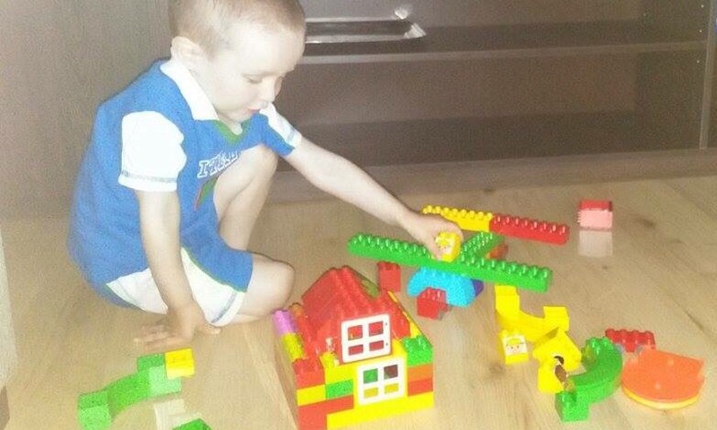 Robin mängib Lego Duploga 