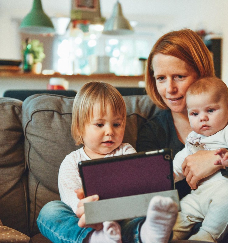 Mida sagedamini kasutab nutiseadmeid vanem, seda sagedamini teeb seda ka väikelaps