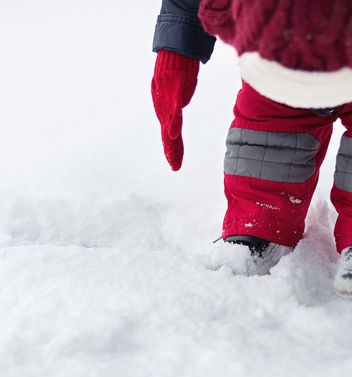 Tallinna lastehoid unustas väikelapse üksi õue, lumes lamava ja appi karjuva lapse leidis mööduja