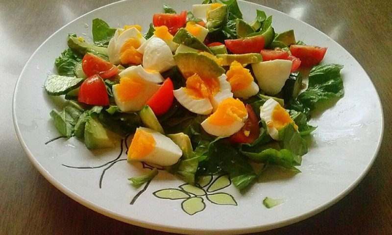 Avokaado-muna salat