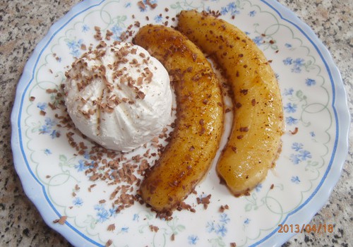 Küpsetatud banaanid jäätisega