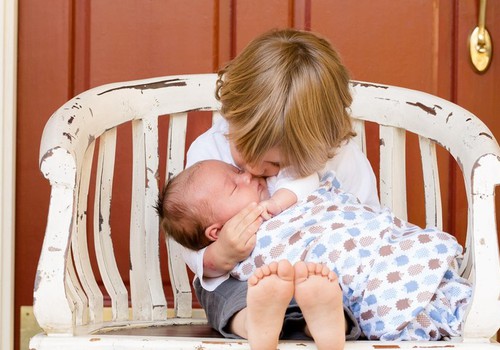 Kuidas valmistada väikelast ette õe-venna sünniks?