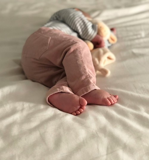 Kahelt unelt ühele. Millal ja kuidas muutub beebi päevarutiin?
