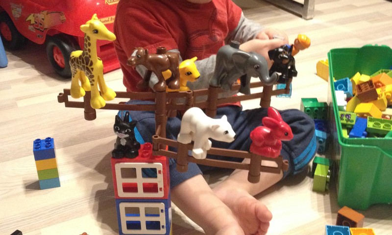 Sebastian ja tema Lego Duplo 