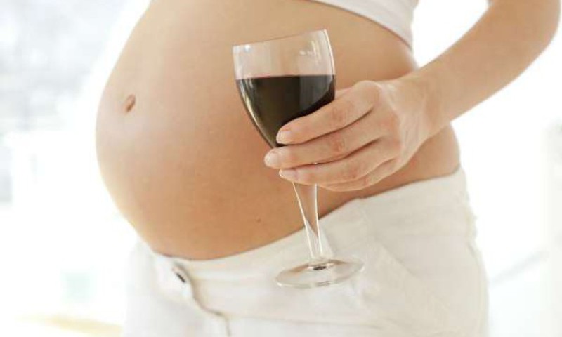 Arstid ja teadlased annavad aru: ka klaasike alkoholi on rasedale liiga palju!