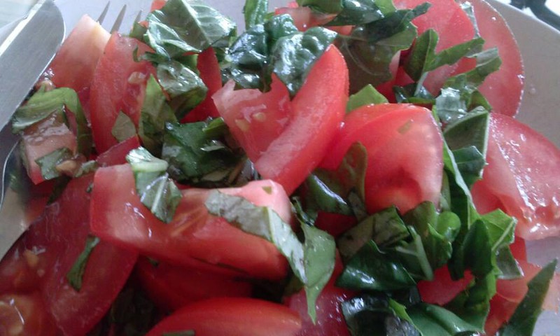 Tomati-basiiliku salat
