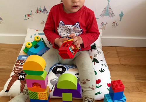 Tristan mängib Lego Duploga