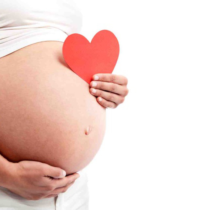 Julge naine poseerib lapseootusfotodel jalaproteesiga