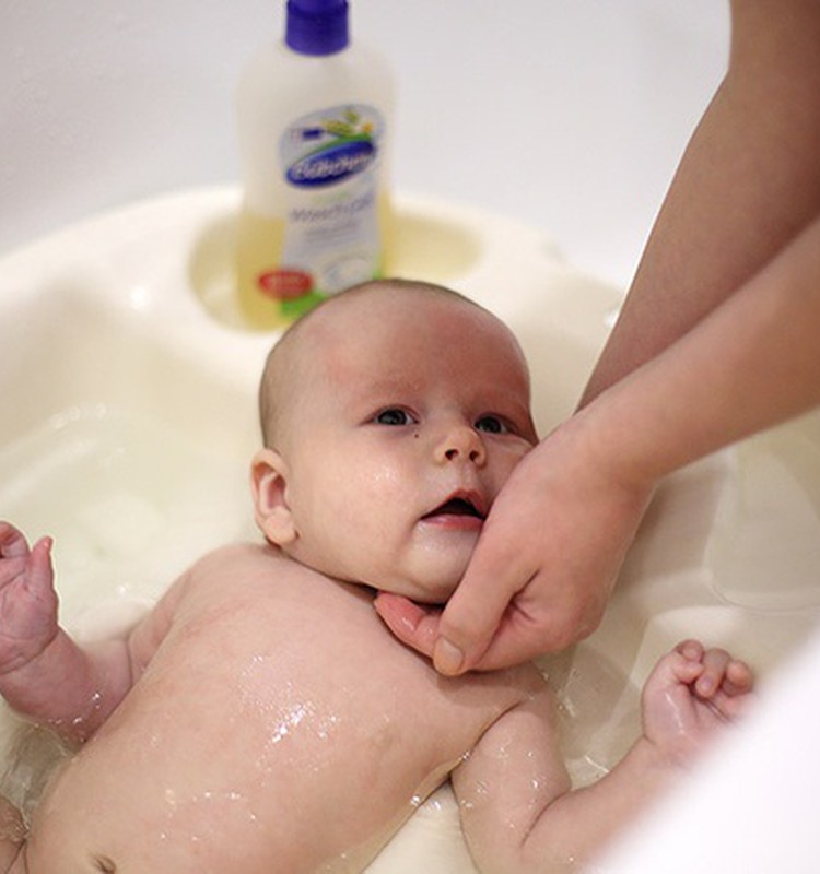 9 müüti beebi vannitamisest