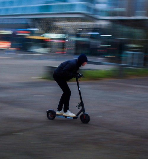 Anna oma panus! Eesti inimesed koguvad allkirju, et keelata elektritõukerattasõit lastele