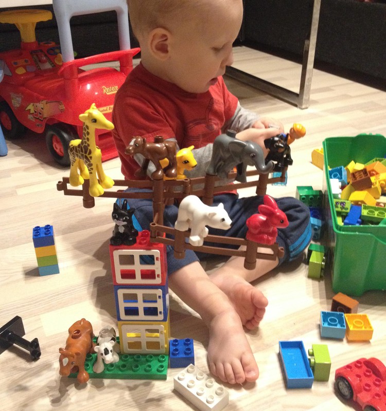Sebastian ja tema Lego Duplo 