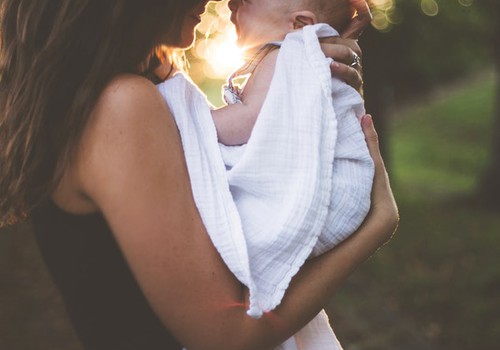 10 nõuannet: mida kinkida äsja emaks saanud naisele