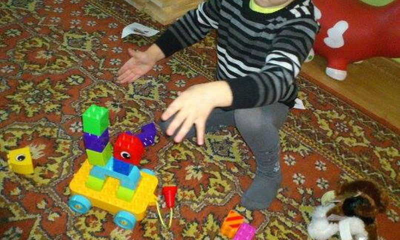 Robin mängib Lego Duploga