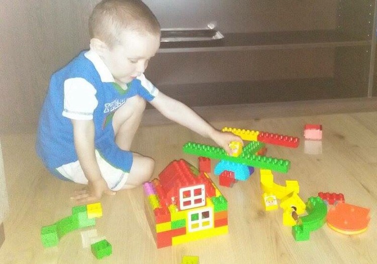 Robin mängib Lego Duploga 
