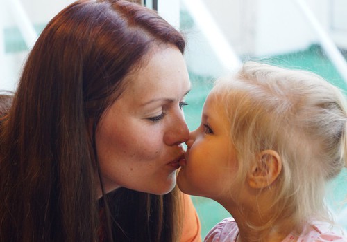 Psühholoogid arutlevad: kas oma last tohib huultele suudelda?