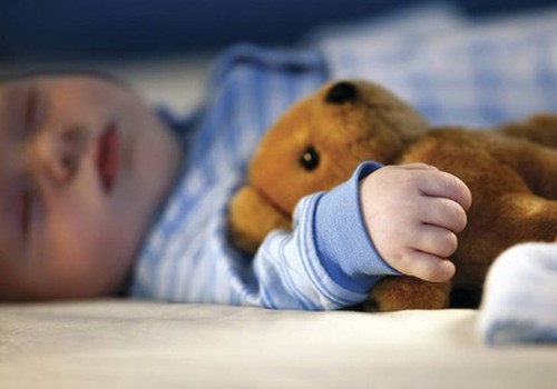 Füsioterapeut: kõristid ja voodikarussellid ei anna lapse arengule midagi juurde