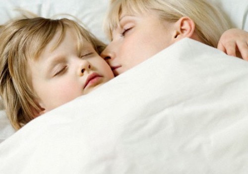 Hoolimata ohtudest magab üha enam lapsi vanematega ühes voodis