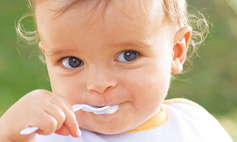 Lusikalt või lusikaga söömine on beebi arengus väga tähtis 