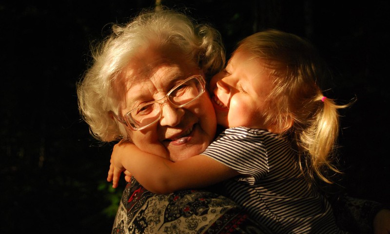 Teadus tõestab: vanaemad tõesti on oma lapselaste pärast suisa arust ära!