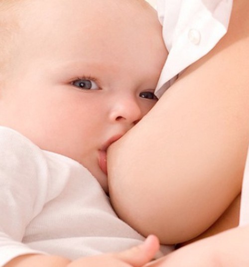 Imetamine: 7 kasulikku nippi lopsakate rindadega emadele