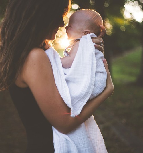 10 nõuannet: mida kinkida äsja emaks saanud naisele