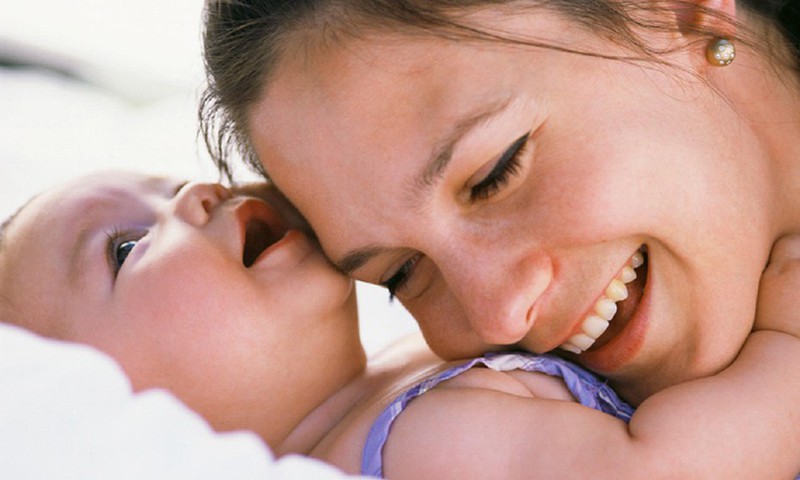 Värskelt emaks saanud kogevad halvakspanu eelkõige teistelt emadelt