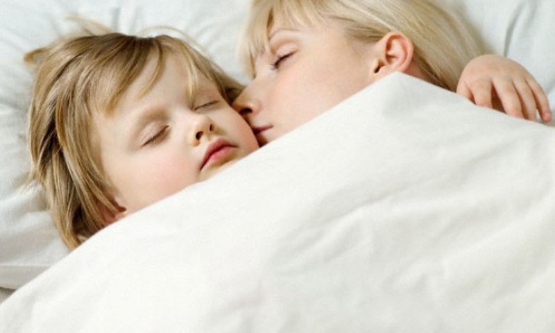 Hoolimata ohtudest magab üha enam lapsi vanematega ühes voodis