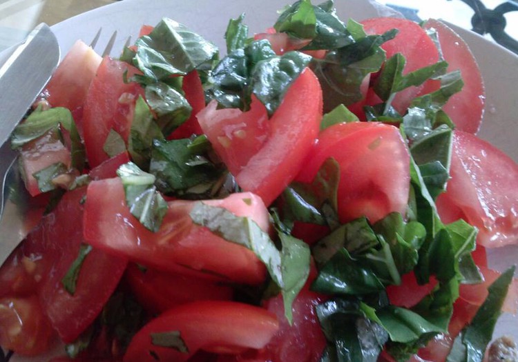 Tomati-basiiliku salat