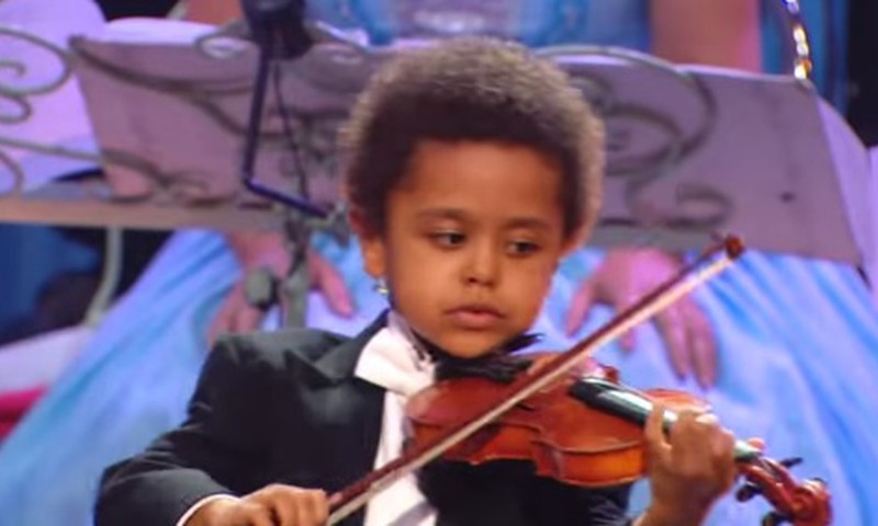 VIDEO: See väike viiuldaja on vaid viieaastane, kuid kui ta poogna haarab... VAU!