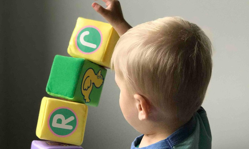 Väikelaps tahab kõike ise teha. Periood, mis on paras proovikivi vanematele