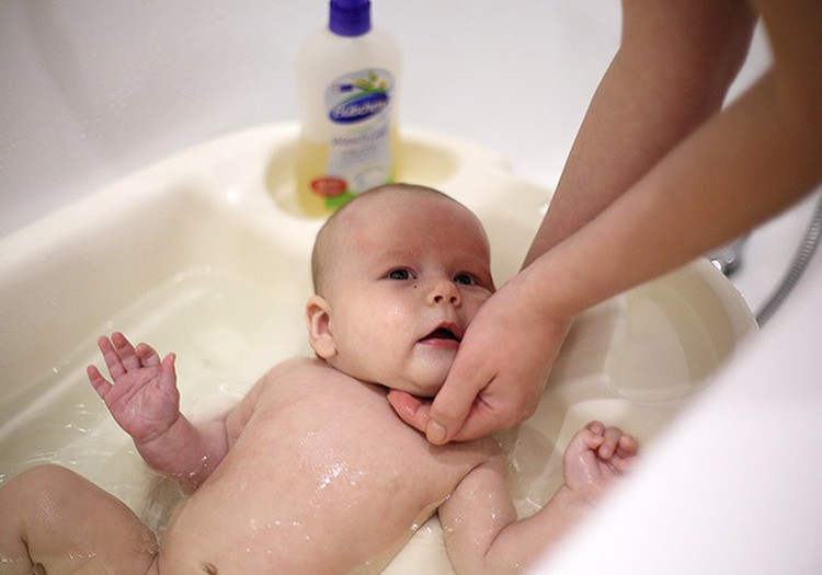 9 müüti beebi vannitamisest